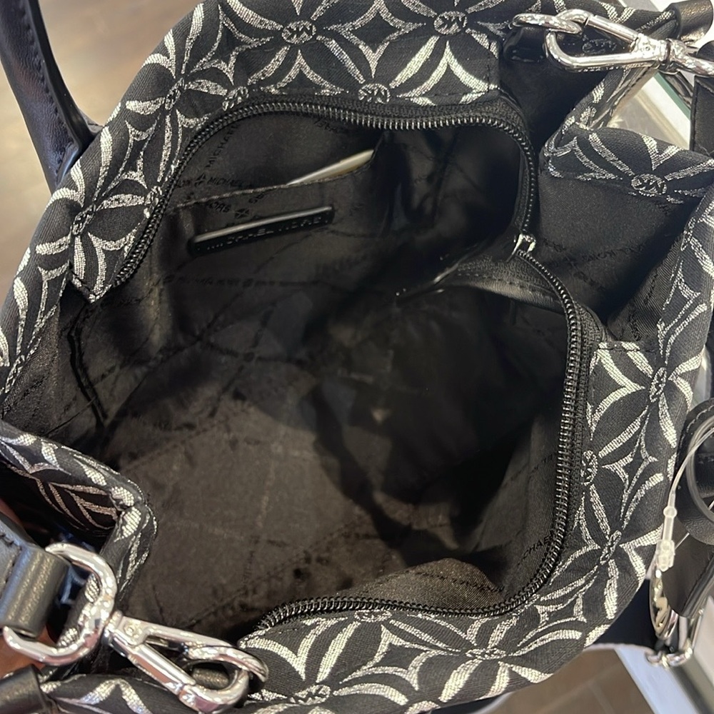 Michael Kors Mirella Small Metallic Logo Jacquard Crossbody Bag Black/Silver
NW - Picture 15 of 16